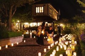 ろうそくに包まれる幻想的な夜
