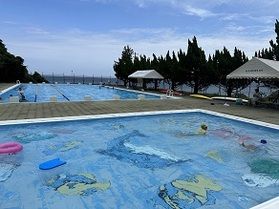 海を眺めるプールもあります!