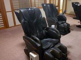 網張温泉にマッサージチェアございます。