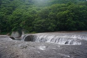 名瀑“東洋のナイアガラ”