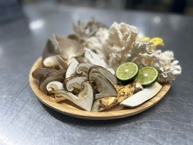 秋の味覚　松茸と嬬恋産きのこ七輪焼きはいかがですか？