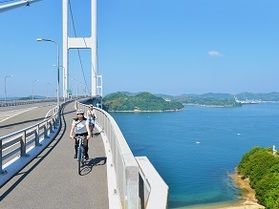 橋の上から瀬戸内海の多島美が一望できるサイクリングロード