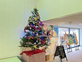 クリスマスツリーがお出迎え🎄
