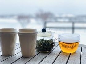 地元ブレンドのハーブティーで温まりながら蒜山の雪景色をどうぞ