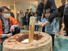 新春餅つきイベントを開催中