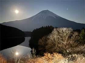 闇夜に浮かぶ幻想的な月と富士