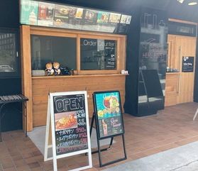 岳都「松本」の人気スポット中町通りのアサイーボウル屋さん