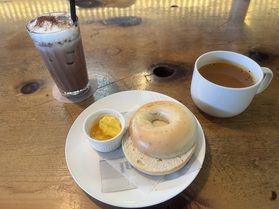 倉庫を改装したカフェ「umie]