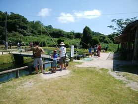 夏にぴったり♪塩釜養魚センターの釣り堀体験
