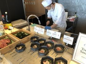 夜のオープンキッチン①～お造りコーナー