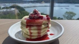 海を眺めながら、焼きたてパンケーキで