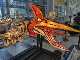 越前和紙の恐竜が大阪駅に登場