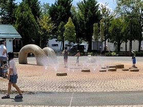 お子様と水遊び！「芳川(よしかわ)公園」