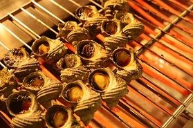 一つ一つ丁寧に手作業で。食べ放題のサザエ!