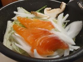 秋の特別料理で体を温めよう: 信州サーモンと松茸のすき焼き鍋