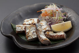 脂の旨みを堪能「鰹の腹皮塩焼き」