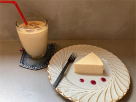 コーヒーの匂いにつられて「yahito coffe」の店内へ