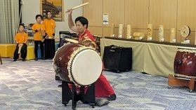 熱演「てんびん太鼓塾」の和太鼓演奏