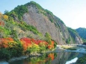 隠れ紅葉スポット国指定天然記念物「一枚岩」