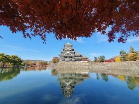 松本城、秋の彩りの絶景