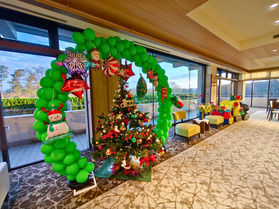 ロビーにてバルーンアートクリスマスバージョン展示中