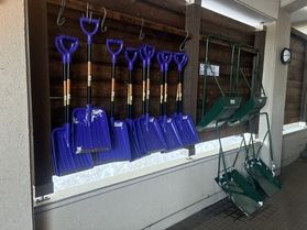 貸出用雪かきグッズあります☃️