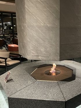 夕食後は温かいお飲み物を暖炉の前で