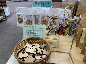 香川県で育った「かがわヒノキ」を使ったオリジナルキーホルダー
