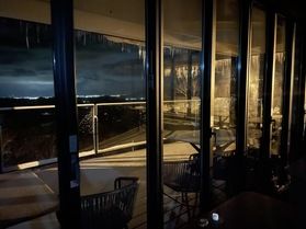ラウンジから見る夜の眺め