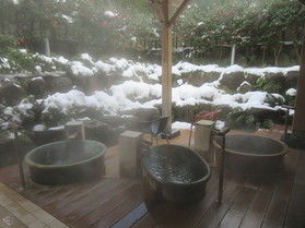 能登千里浜で「雪見風呂」