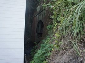 倉庫裏に眠る鉄道遺構 旧新宮鉄道の袖摺トンネル