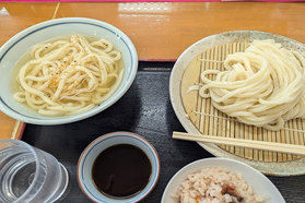 売店で好評販売中！お土産うどん