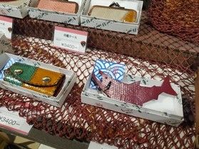 売店おすすめ商品「鮭革細工」