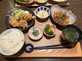 地元で人気の定食屋さん「しあわせ島ごはん まどみ」