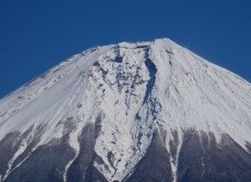 春を前に再び積雪した富士山。よーく目を凝らして見ると・・・