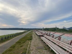 増穂浦(ますほうら)を独り占め!「世界一長いベンチ」
