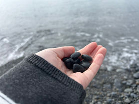 浜一面に囲碁の石！？「碁石浜」