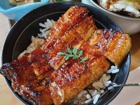 ちょっと休憩、見上げれば浜松うなぎ。