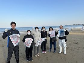 新入職員も参戦♬　海をきれいに！「なぎさクリーン運動」