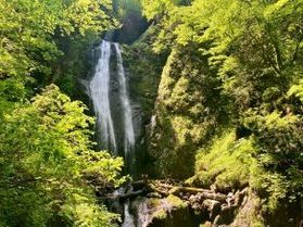 迫力感じる！回顧（みかえり）の滝 