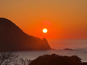 海に沈む幻想的な夕日