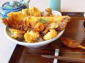 天ぷらが丼からあふれる「グリル華」人気天丼