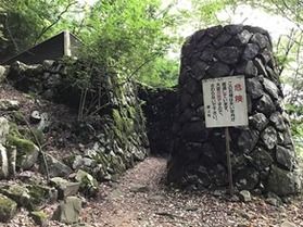 山の中で育ったそよ風が体感できる「高鉢山風穴」