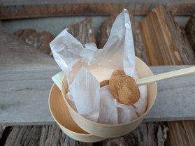 わらびの粉で作られたわらび餅、ございます。