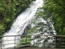 湯の湖と湯滝で自然を満喫
