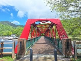 笑顔架かる支笏湖の橋