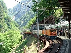 緑眩しい新緑のトロッコ列車旅に出かけませんか♪