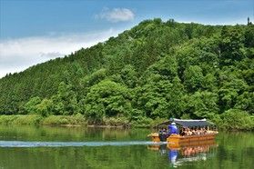 景色を見ながら舟下りを楽しむ！
