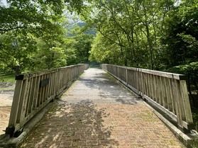 今日の湯ノ湖は、昨日とは少し違う