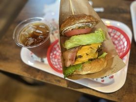 館山で本格アメリカンバーガー!人気店「ROMI’s(ロミズ)